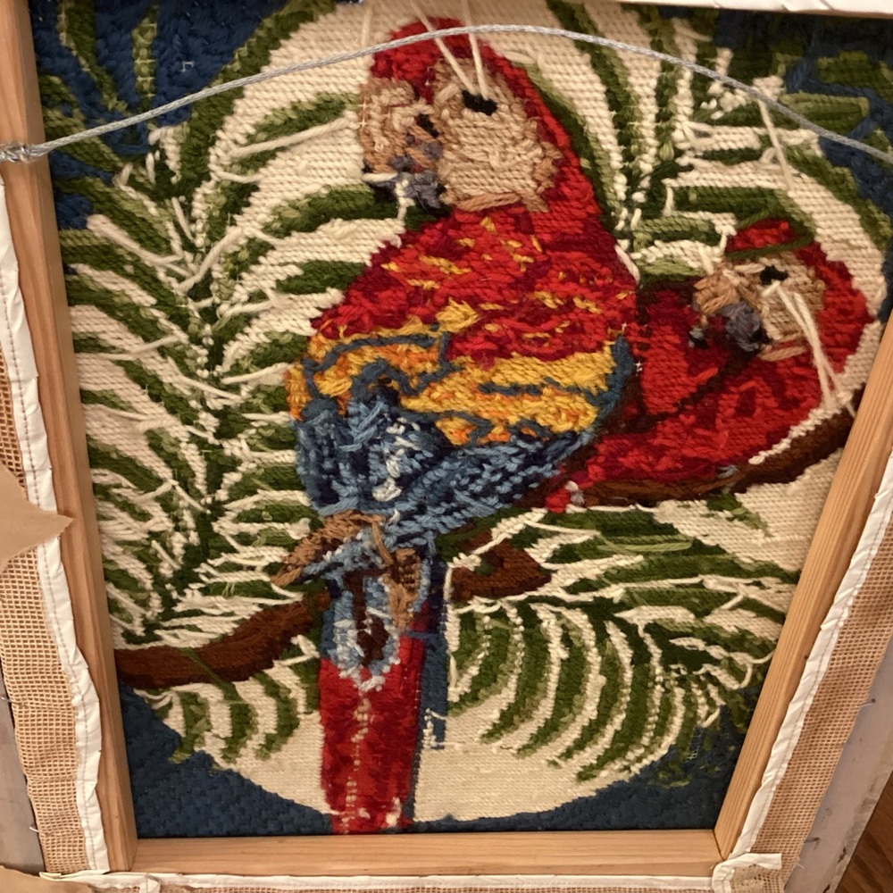 1980s crewel needle point of parrots - Picture 7 of 9